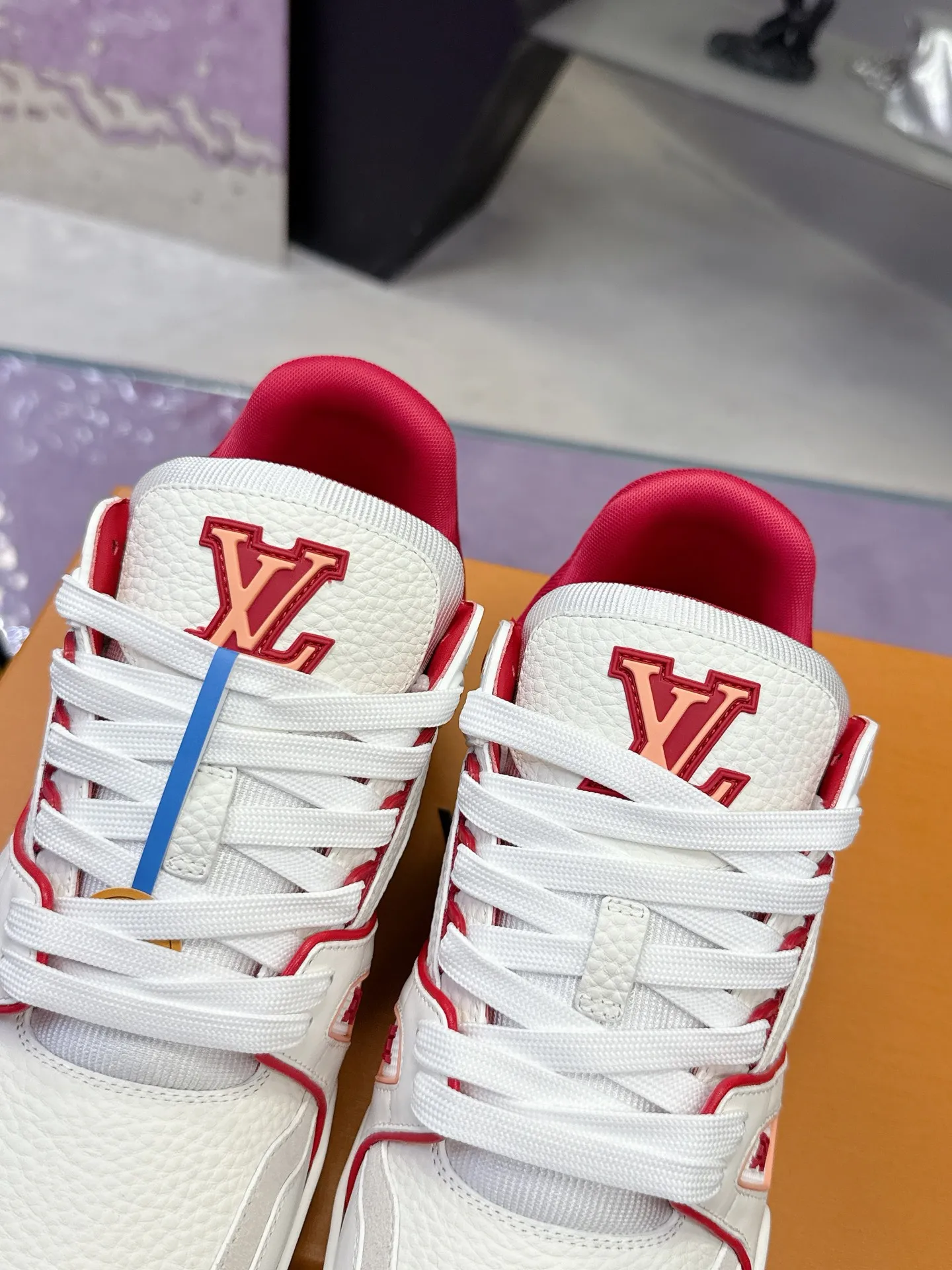 Factory price: 760💰 (latest color) This LV Trainer sneaker is made of grained cow leather, and uses vibrant colors to pay tribute to Virgil Abloh’s original classic inspired by retro basketball shoes. The upper is embellished with rubber LV letters and Vuitton logo, and the outsole is decorated with Monogram flowers. Exquisite packaging at the delivery counter🛍📦 ▪️Fabrics: Original customized first-layer cowhide ▪️Inner lining: Original customized breathable mesh lining ▪️Outsole: Original molded two-color TPU combination outsole ▪️Sole thickness: 3CM ▪️Size: Women's 35-40 Men's 38-46